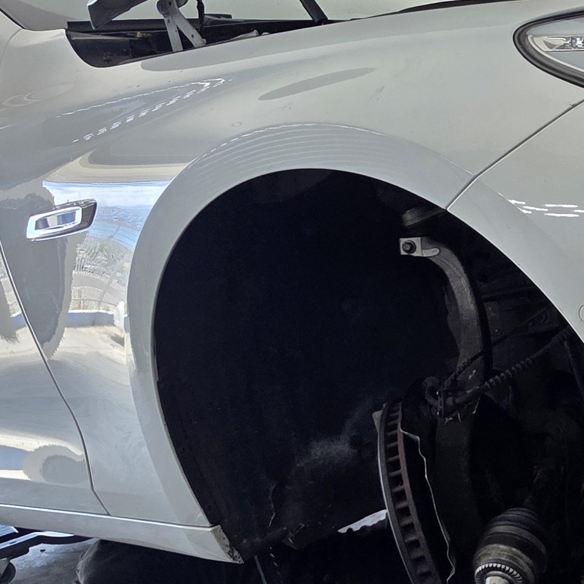 Pasarrueda delantera de un BMW durante el servicio de frenos