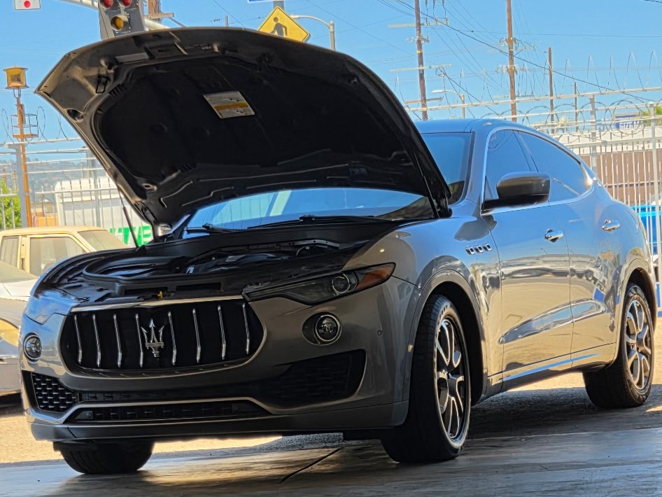 Maserati Levante con el cofre abierto en una bahía de servicio de Gonzalez Auto Mechanic