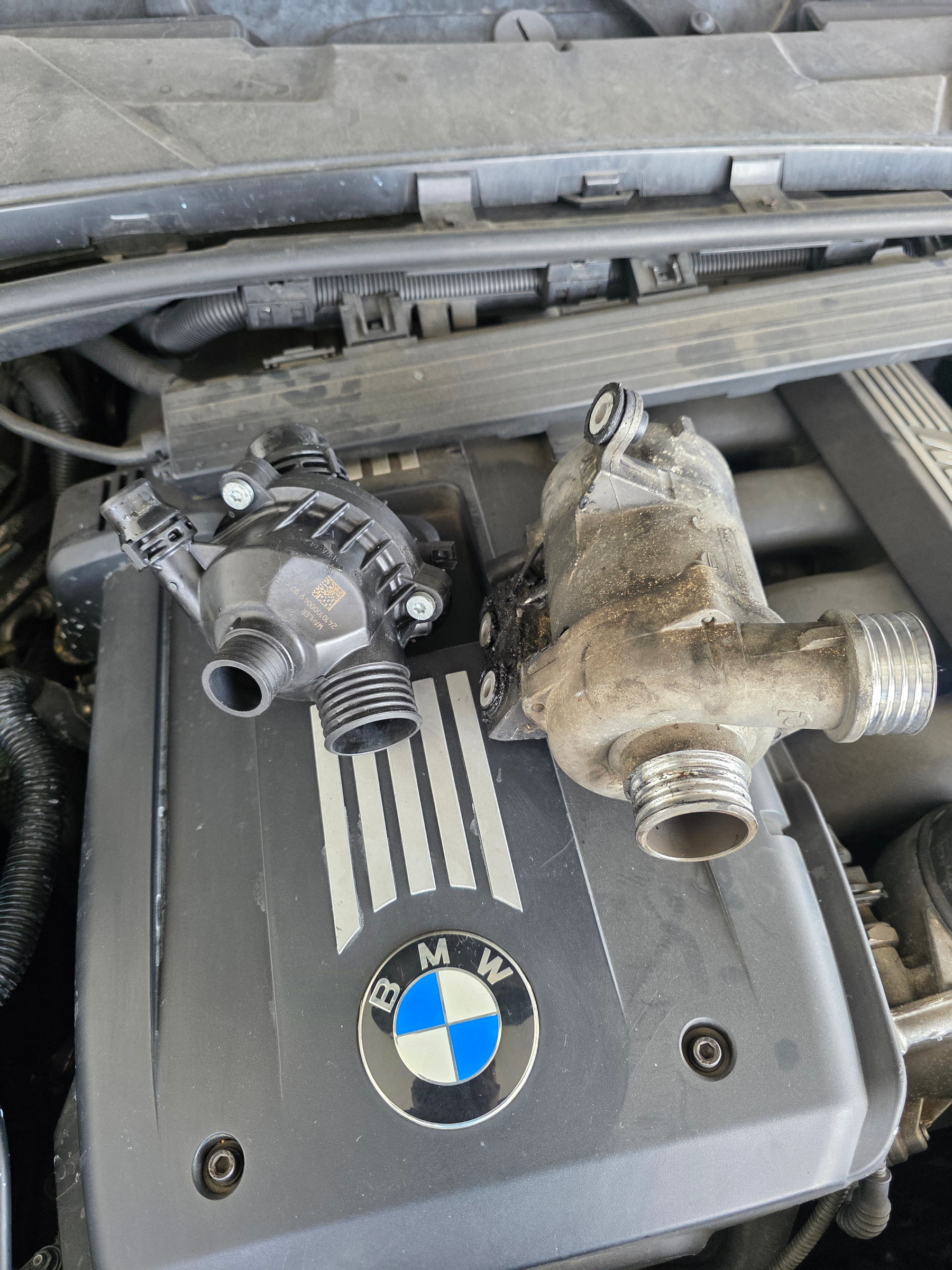 Bomba de agua y componentes del termostato de un BMW